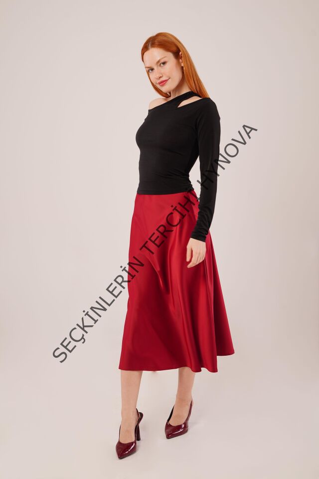 Omuz Dekolte Detaylı Siyah Bluz