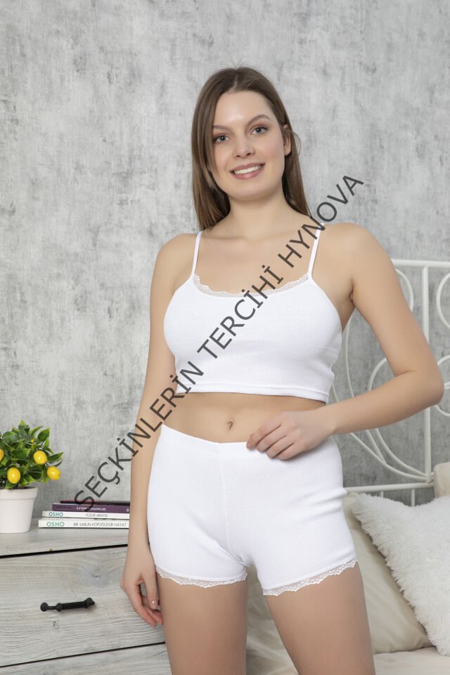 Kadın Beyaz Alt Ve Üst Dantel Detaylı Şortlu Gecelik Takımı – Modern, Konforlu ve Günlük Kombinlere Uygun