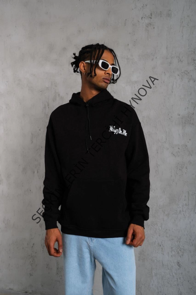 Erkek Oversize Üç İplik Kapüşonlu Sweat – Siyah Kol Ve Etek Ribana Detaylı, Ön Ve Sırt Baskılı, Kanguru Cepli Rahat Kalıp Model