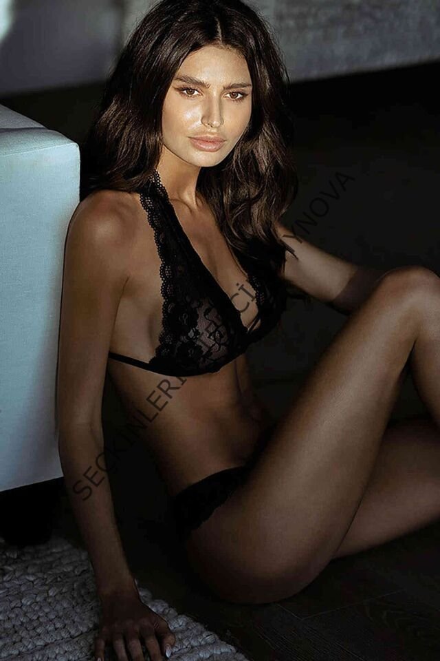 Kadın Siyah Çapraz İpli Dantel Sütyen Külot Takım – Modern, Konforlu ve Günlük Kombinlere Uygun