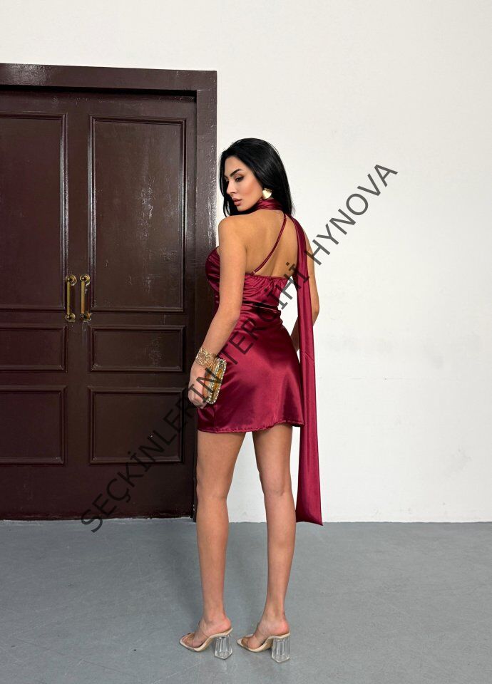 Kadın Omuz Ve Sırt Dekolteli Saten Kumaş Mini Elbise