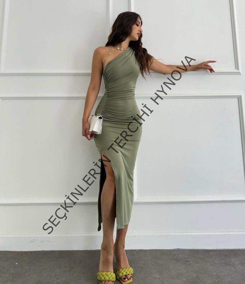 Kadın Tek Omuzu Açık Büzgülü Yandan Yırtmaçlı Uzun Sandy Elbise