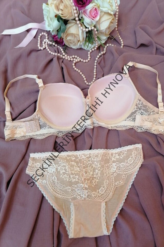 Kadın Somon Rengi Dolgulu Dantel Sütyen Ve Külot Takım – Modern, Konforlu ve Günlük Kombinlere Uygun