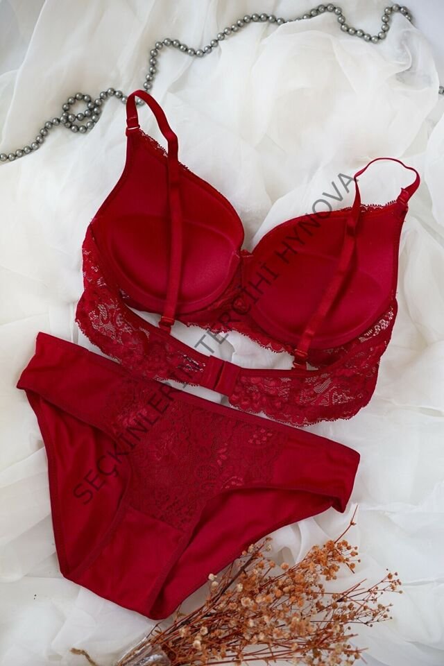 Kadın Kırmızı Dolgulu Dantel Sütyen Ve Külot Takım – Modern, Konforlu ve Günlük Kombinlere Uygun