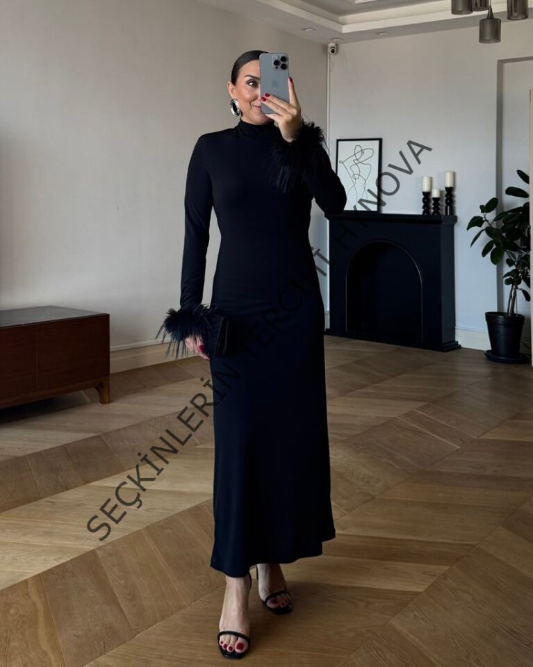 Kadın Uzun Kollu Balıkçı Yaka Kol Ağzı Tüy Detaylı Uzun Krep Elbise