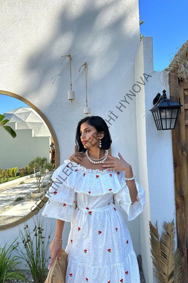 Kırmızı Omuzları Lastikli Brode Elbise