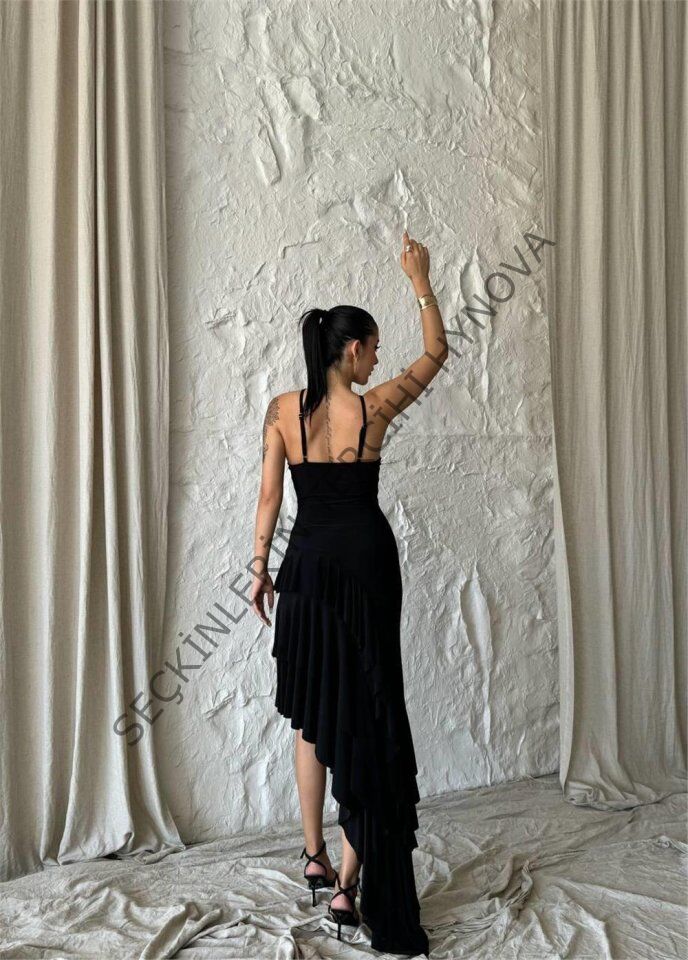 GÜLLÜ ELBİSE ASİMETRİK KATLI - Siyah