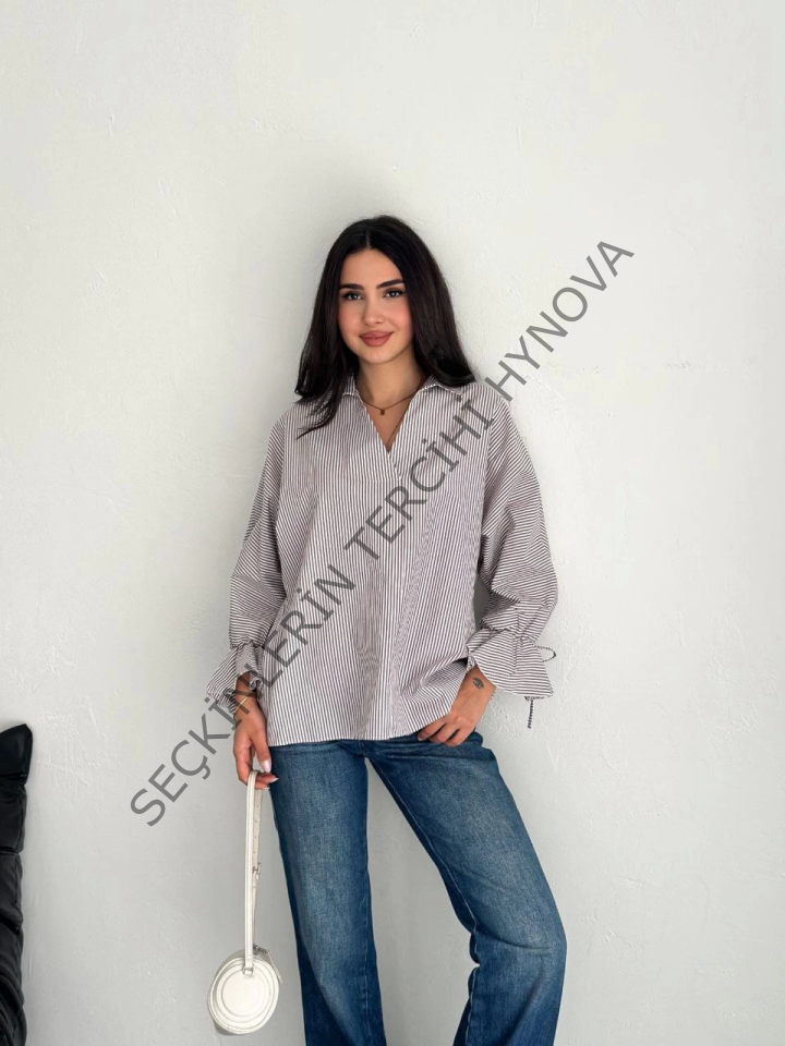 Arkası Asimetrik Yırtmaç Kesim Detaylı Cizgili Bluz Gömlek - Gri