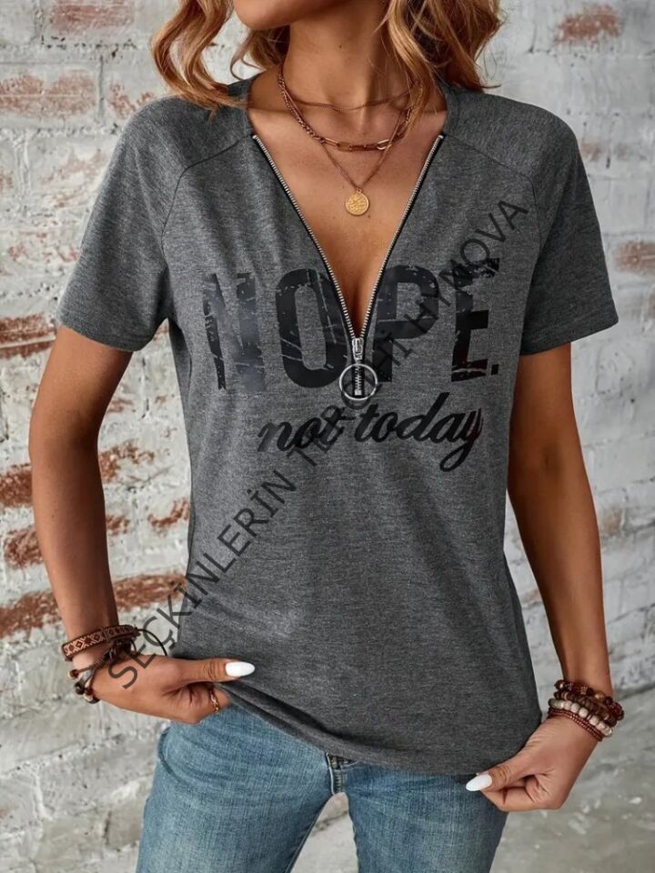 Kadın Kısa Kollu önden Fermuarlı Yazı Baskılı Viskon Bluz