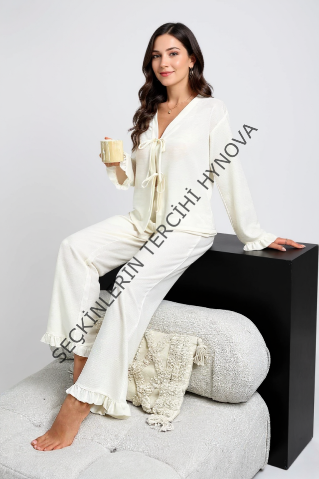 Kadın Beyaz Önden Bağlamalı Kolu ve Paçası Fırfır Detaylı Uzun Kollu Pijama Takımı – Rahat, Şık ve 4 Mevsim Kullanım