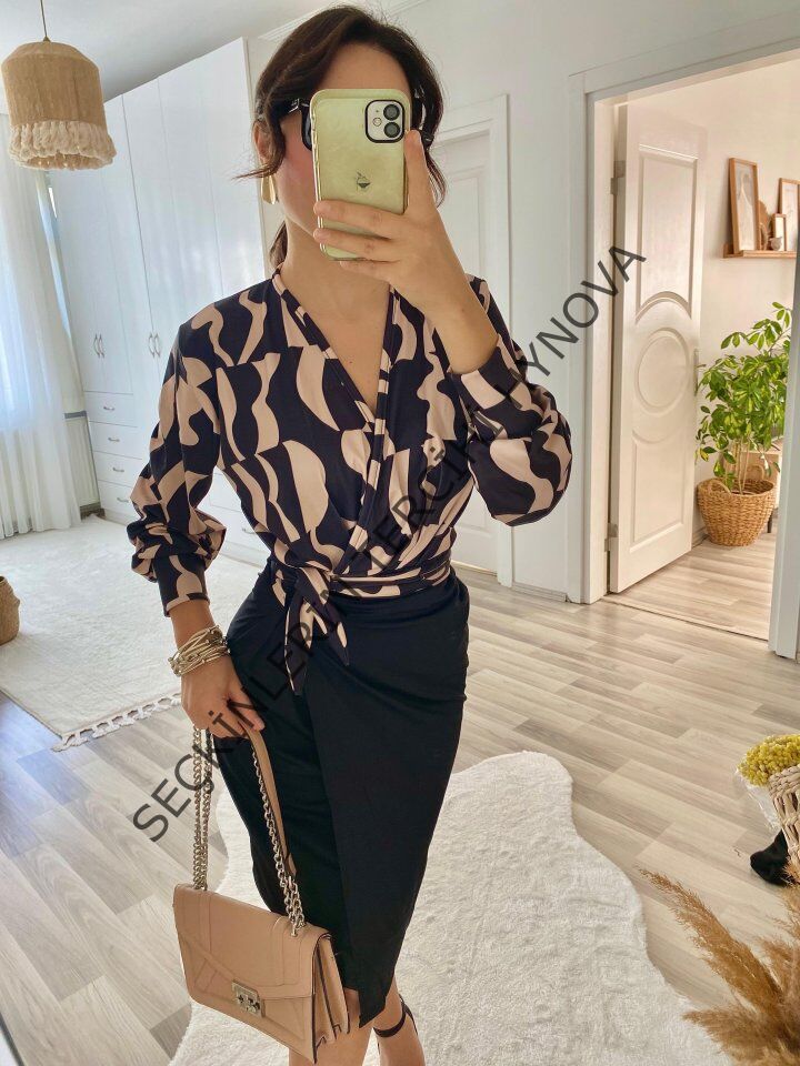 Kadın Uzun Kollu Kruvaze Yaka Dijital Baskılı Fiyonk Detay Dalgıç Kumaş Elbise