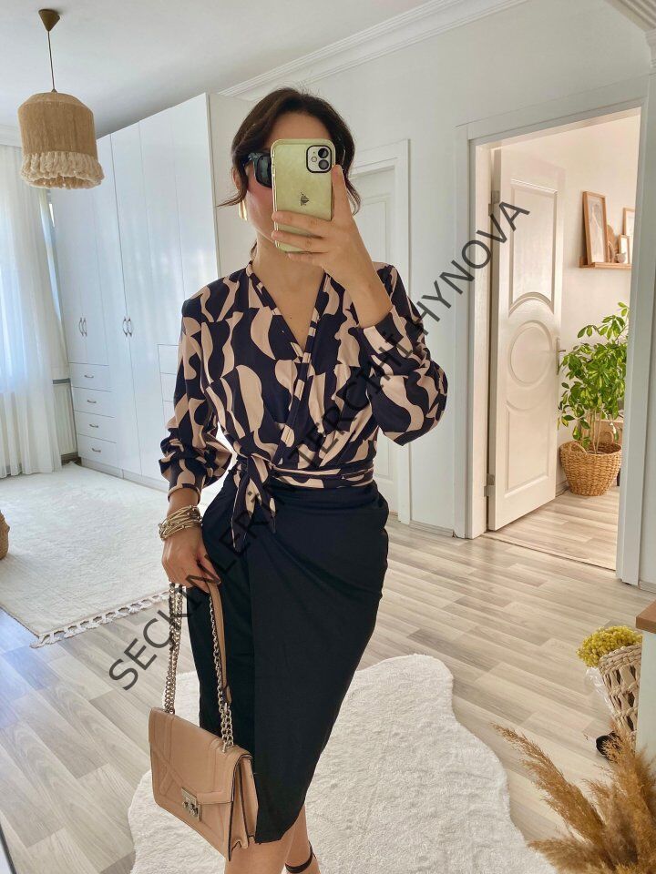 Kadın Uzun Kollu Kruvaze Yaka Dijital Baskılı Fiyonk Detay Dalgıç Kumaş Elbise