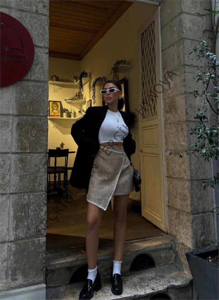 ŞANELKAPAKLI ÇOBAN DİKİŞ DETAYLI KISA ETEK - Bej