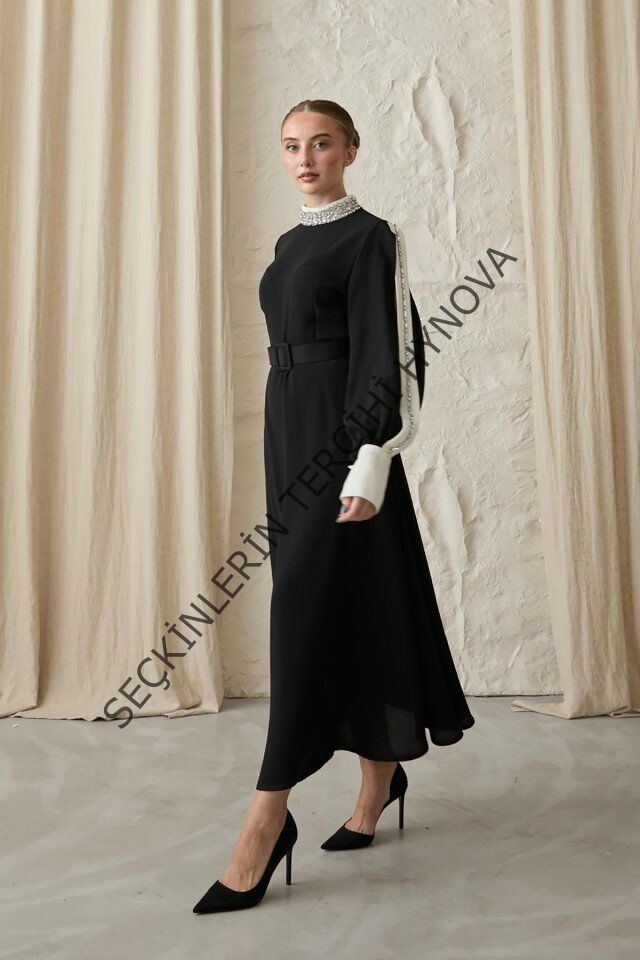 Siyah Yaka Ve Kolları Taşlı Elbise