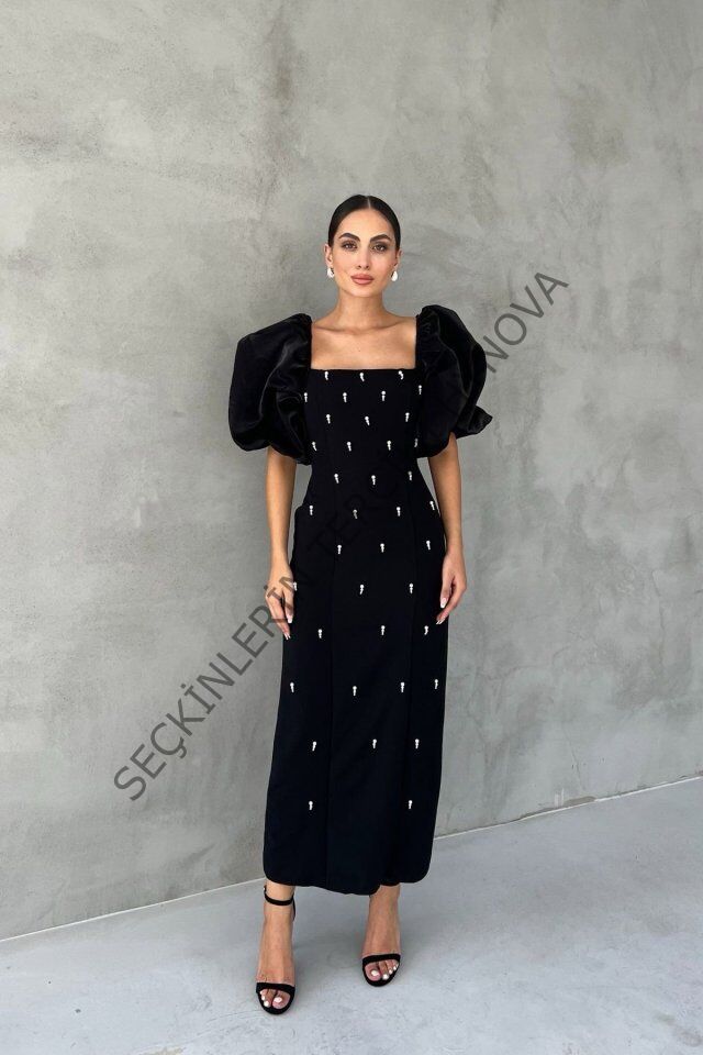 Siyah İşlemeli Kolu Garnili Elbise