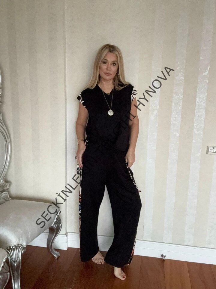 Kadın Yarasa Kol Dijital Baskı Detay Bluz Ve Yanı şerit Detay Kristal Kumaş Pantolon Ikili Takım