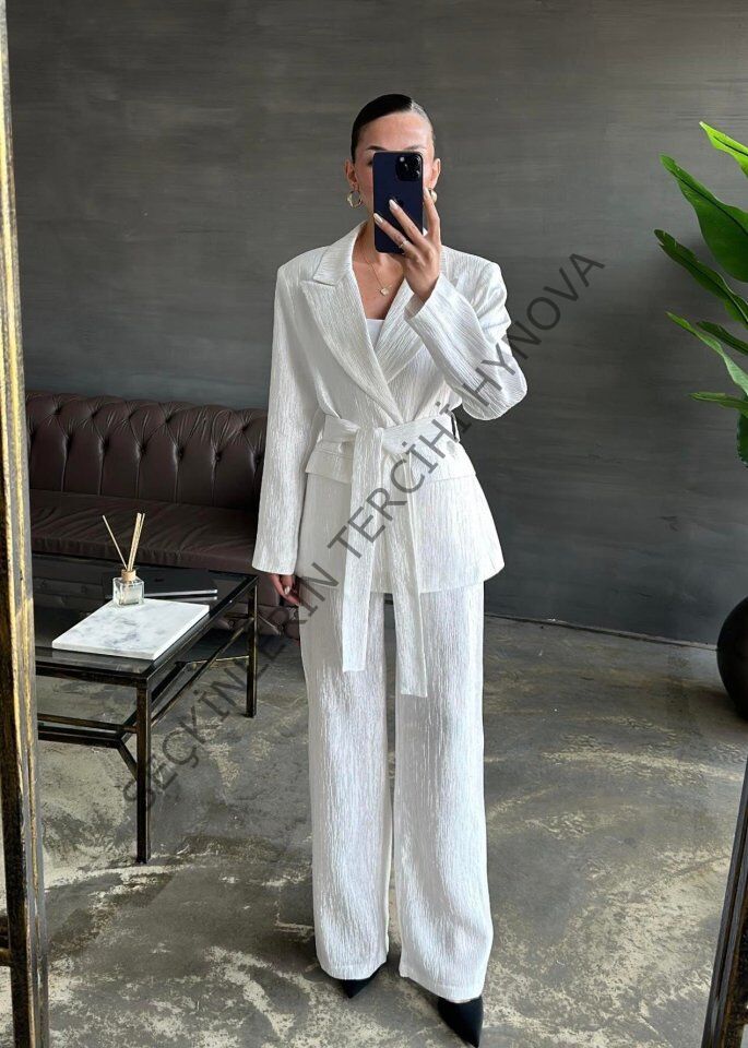 Ekru Beli Kuşaklı Ceket Ve Pantolon Parlak Takım
