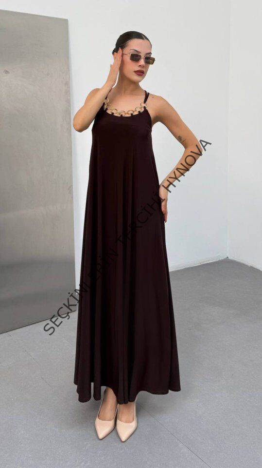 Kadın Omuz Askılı Kuş Gözü Zincir Detay Sandy Kumaş Maxi Boy Elbise