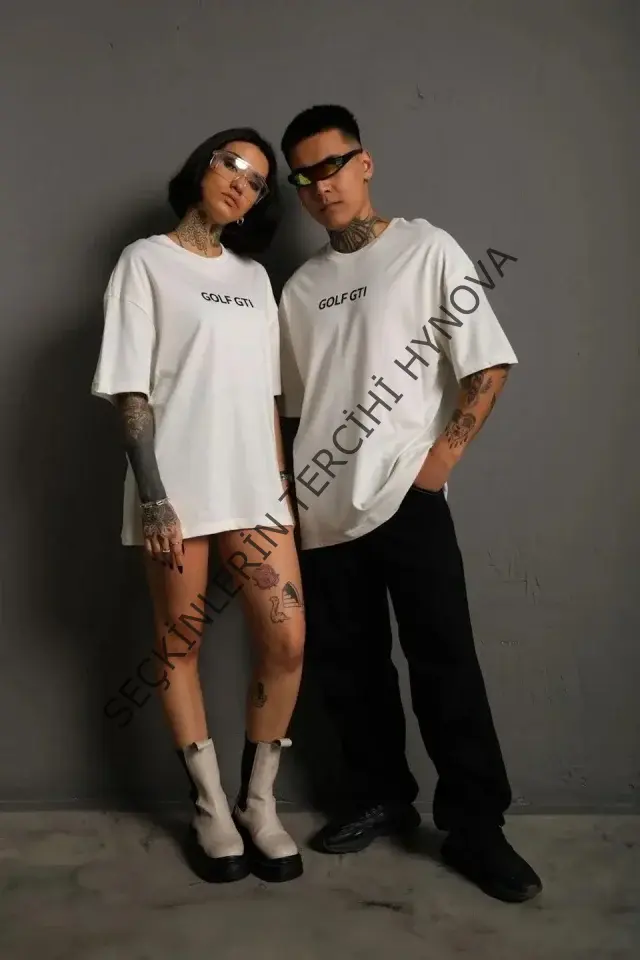 Erkek Oversize Baskılı Tişört – Golf GTI Retro Araba Desenli, Ön - Arka Dijital Baskı, Sokak Modası Stil - Beyaz