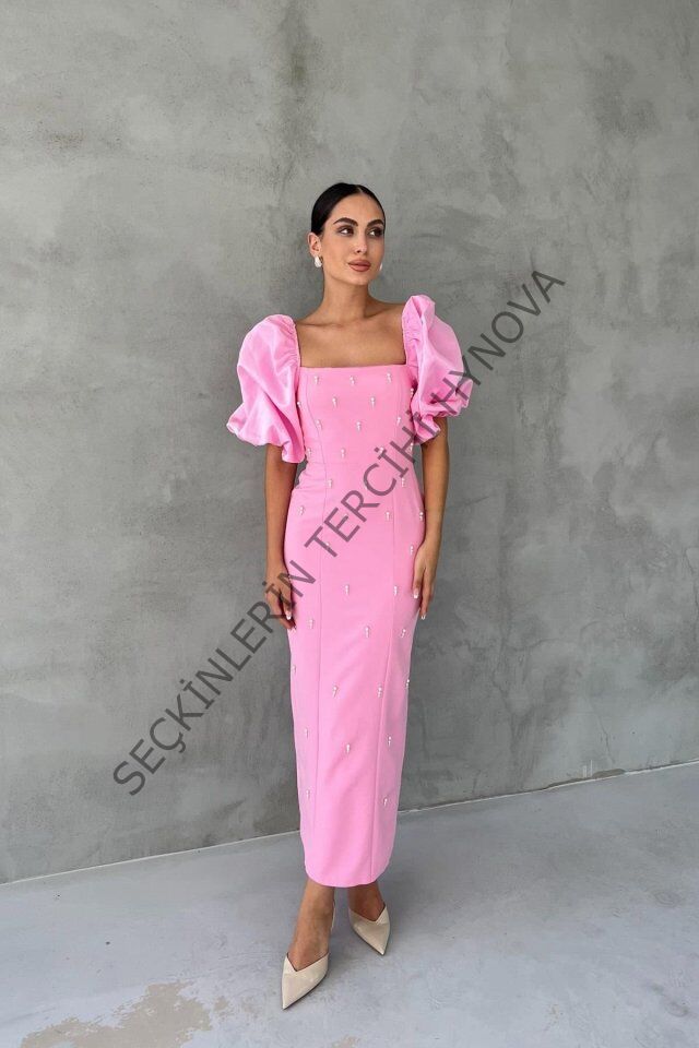 Pembe İşlemeli Kolu Garnili Elbise