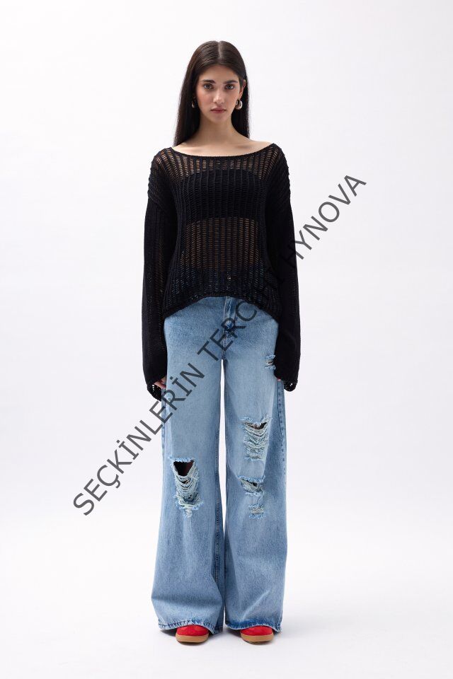 Kayık Yaka Ajurlu Bluz