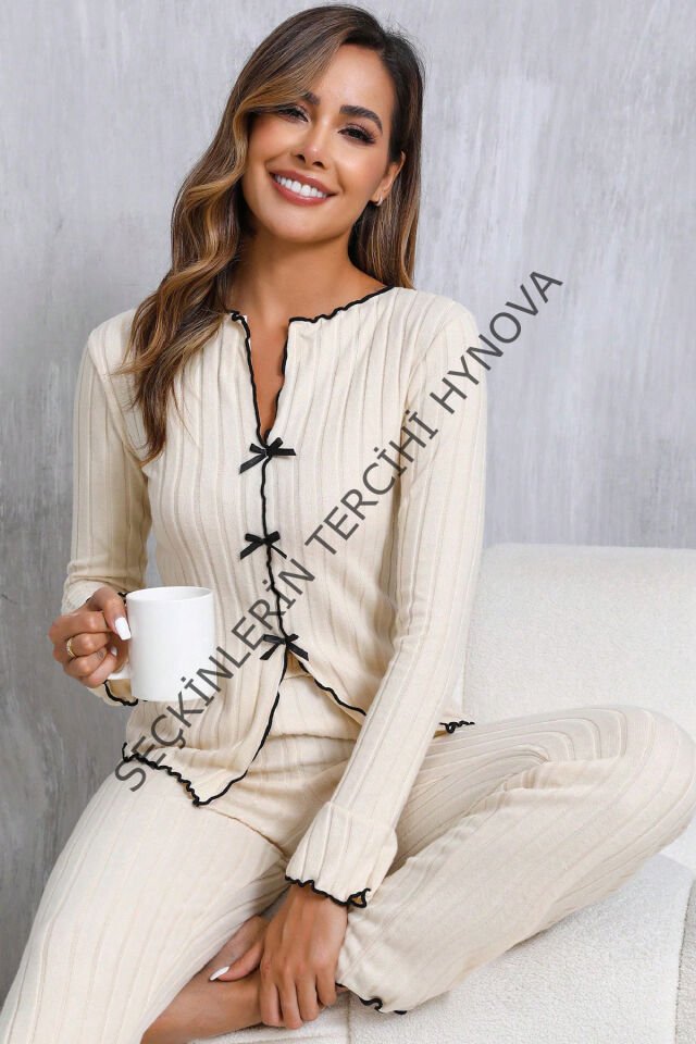 Kadın Ekru Fitilli Şık Pijama Takımı – Fiyonk Detaylı Rahat Ev Giyim Seti