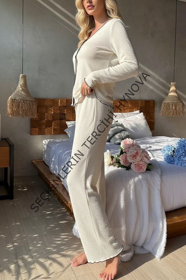 Kadın Beyaz Örme Kumaş V Yaka Düğmeli Rahat Şık Pijama Takımı