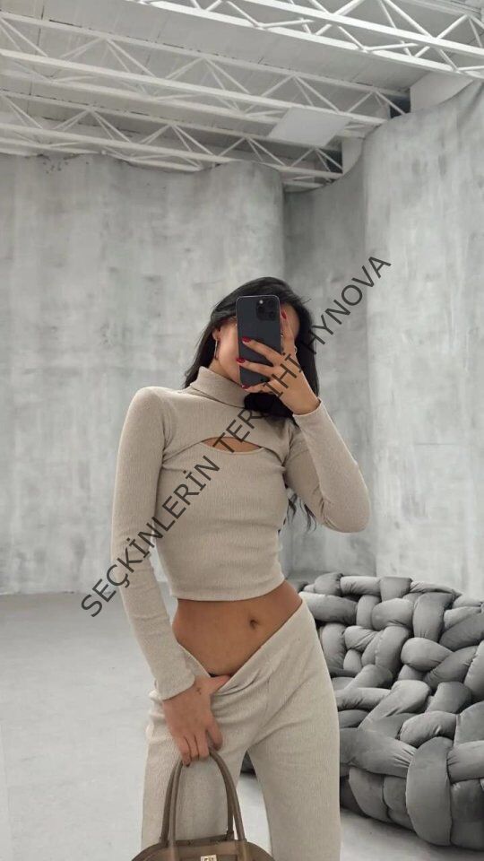 Kadın Uzun Kollu Pencere Detay Göğüs Dekolteli Bluz Ve Bol Paça Pantolon Ikili Takim