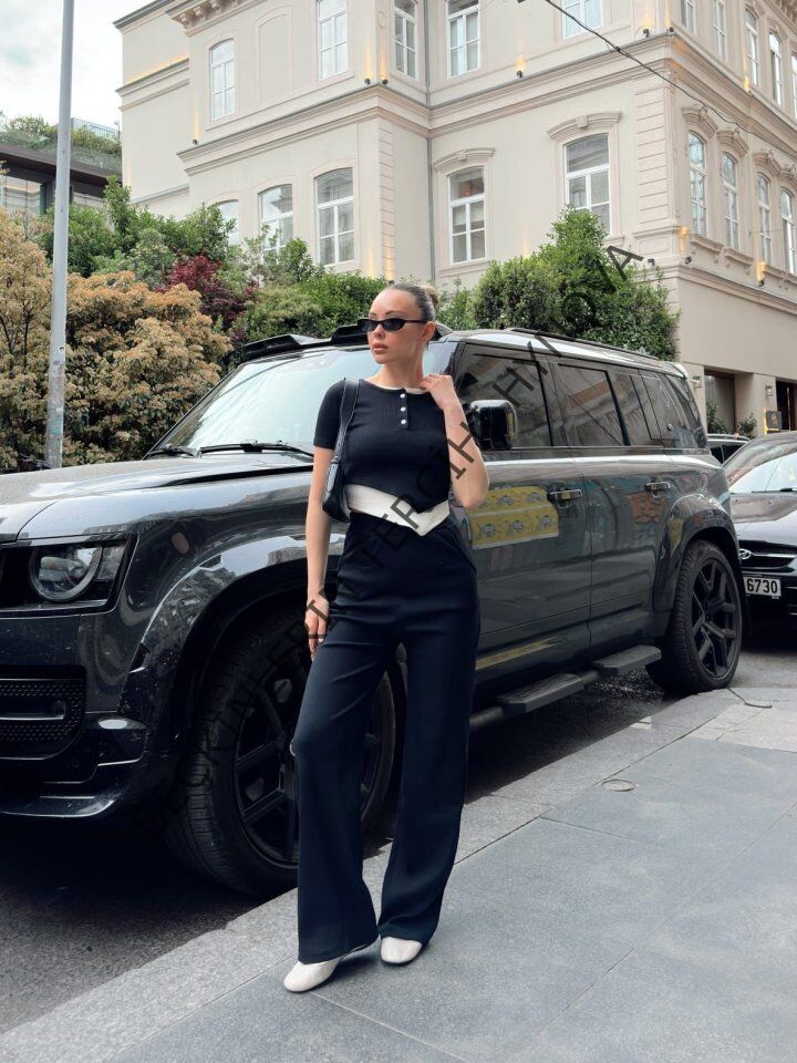 Kadın Bisiklet Yaka Asimetrik Kesim Atlet Detay Bluz Ve Yüksek Bel Bol Paça Pantolon Ikili Takım