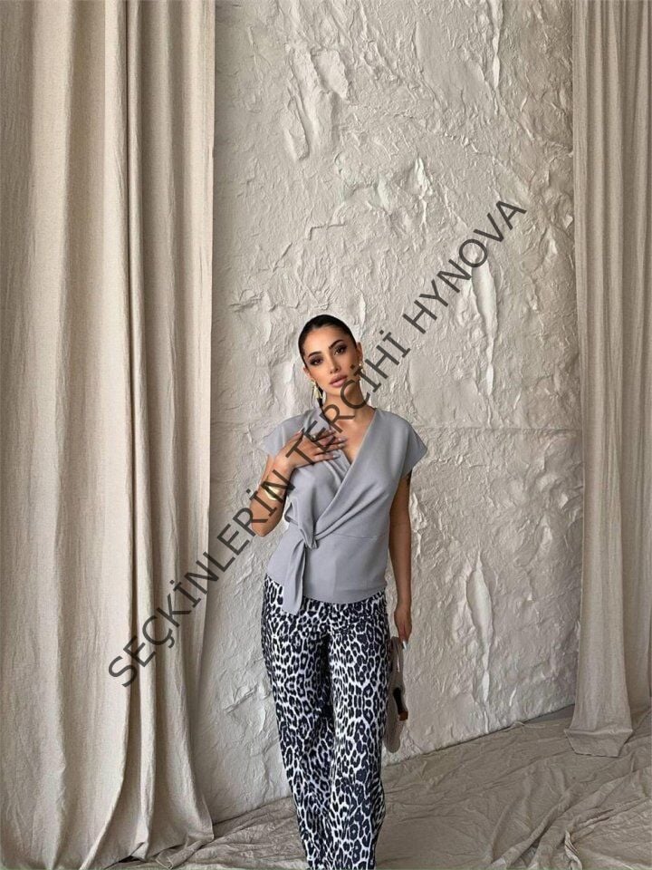 YANDAN BAĞLAMA DETAYLI KOLSUZ BLUZ - Gri