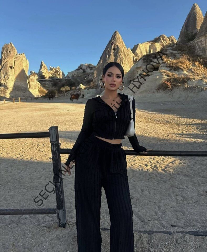 Kadın Uzun Kollu Parmak Geçme Ve Fermuar Detay Kısa Ceket Ve İspanyol Paça Pantolon Ikili Takim