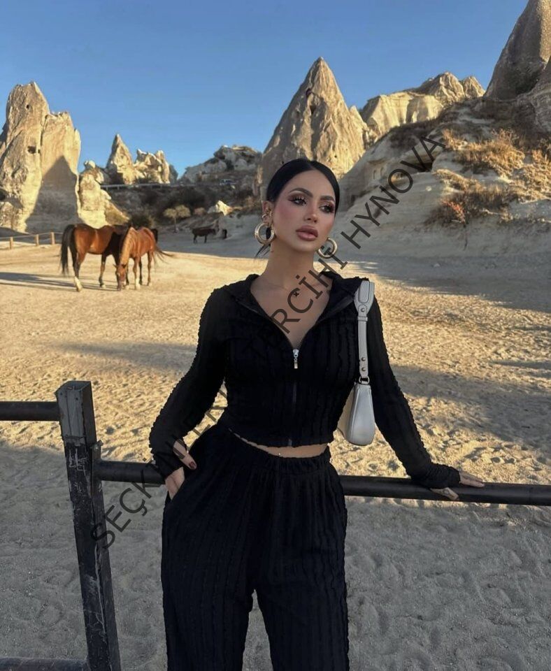 Kadın Uzun Kollu Parmak Geçme Ve Fermuar Detay Kısa Ceket Ve İspanyol Paça Pantolon Ikili Takim