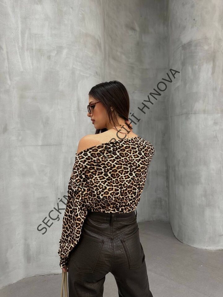 Kadın Leopar Desenli Düşük Omuzlu Bluz