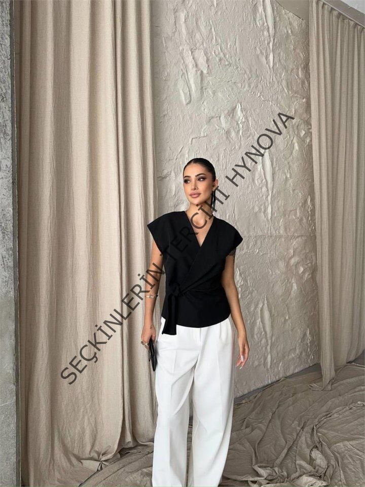 YANDAN BAĞLAMA DETAYLI KOLSUZ BLUZ - Siyah