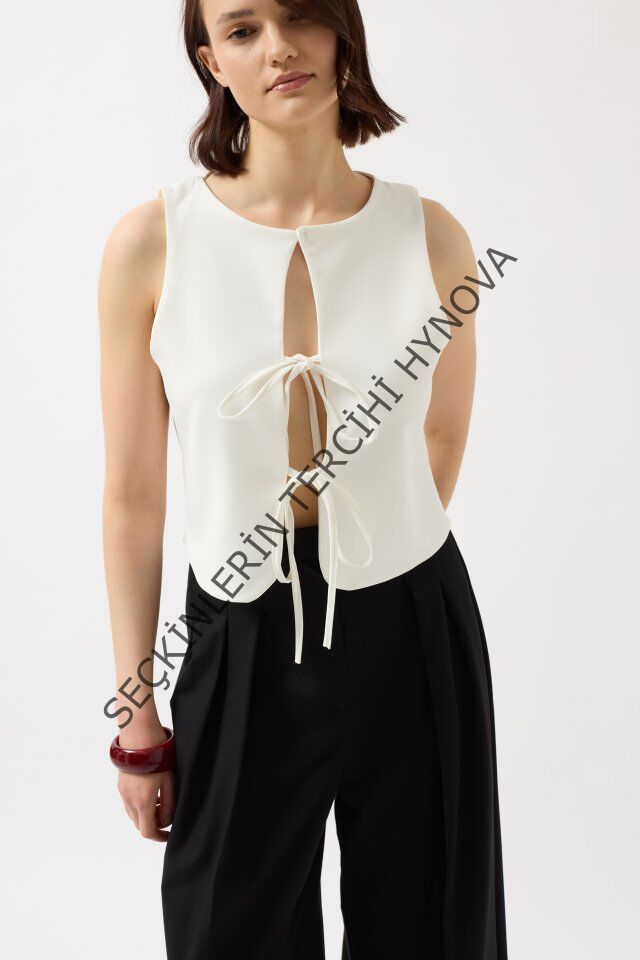 Bağcık Detay Dekolte Bluz