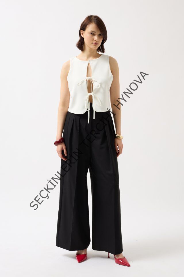 Bağcık Detay Dekolte Bluz