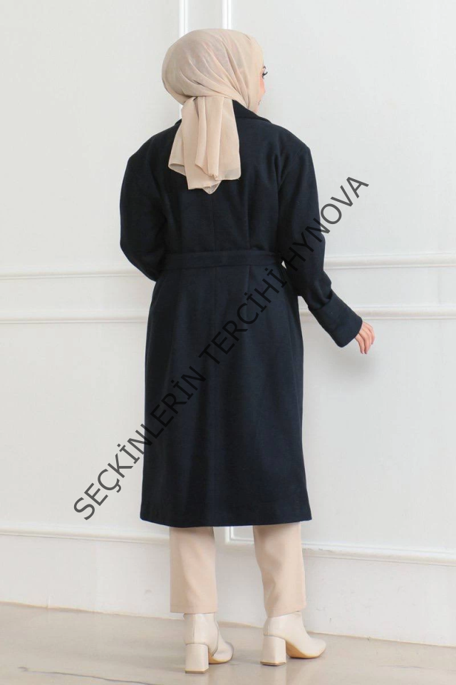 Kaşe Kaban – Uzun Boy Kruvaze Yaka Kuşaklı Tesettür Kaşe Kışlık Kaban, Astarlı Şık Yünlü Dokuma Oversize Rahat Kalıp Cepli Düğmeli Modern Kap Modeli - Lacivert