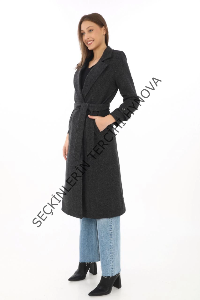 Balık Sırtı Kaşe Kaban – Uzun Boy Kruvaze Yaka Kuşaklı Astarlı Kışlık Tesettür Kaban, Yünlü Dokuma Kaşmir Kumaş, Cepli Rahat Oversize Kalıp Şık Modern Kaban Mont Modeli (Günlük Ve Özel Gün Kombinlerine Uygun) - Siyah