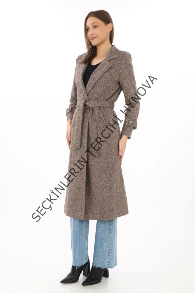 Balık Sırtı Kaşe Kaban – Uzun Boy Kruvaze Yaka Kuşaklı Astarlı Kışlık Tesettür Kaban, Yünlü Dokuma Kaşmir Kumaş, Cepli Rahat Oversize Kalıp Şık Modern Kaban Mont Modeli (Günlük Ve Özel Gün Kombinlerine Uygun) - Vizon