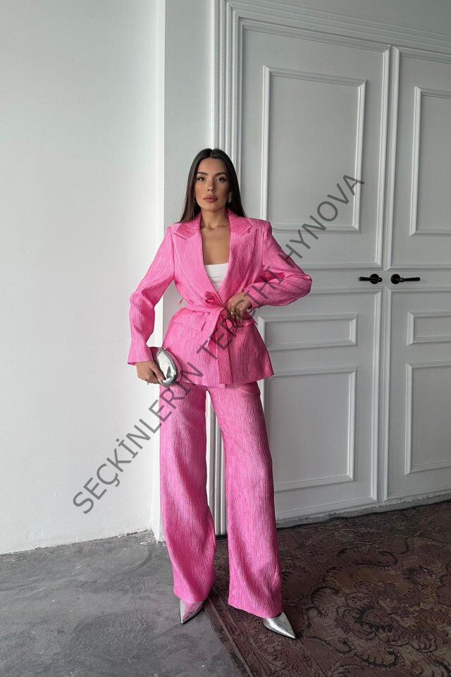 Pembe Beli Kuşaklı Ceket Ve Pantolon Parlak Takım