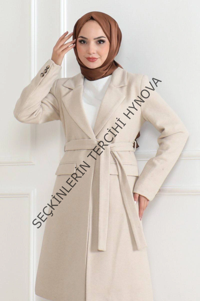 Kaşe Kaban – Uzun Boy Kruvaze Yaka, Kuşaklı Tesettür Kışlık Kaban, Astarlı Şık Yünlü Dokuma Oversize Rahat Kalıp, Cepli Modern Kaşe Mont Modeli - Bej