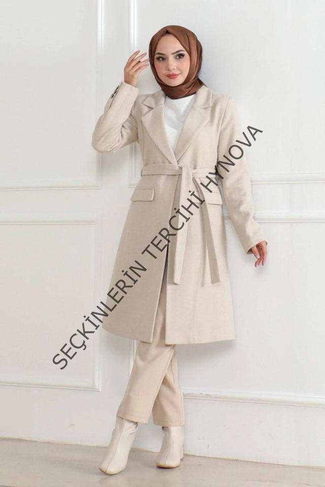 Kaşe Kaban – Uzun Boy Kruvaze Yaka, Kuşaklı Tesettür Kışlık Kaban, Astarlı Şık Yünlü Dokuma Oversize Rahat Kalıp, Cepli Modern Kaşe Mont Modeli - Bej