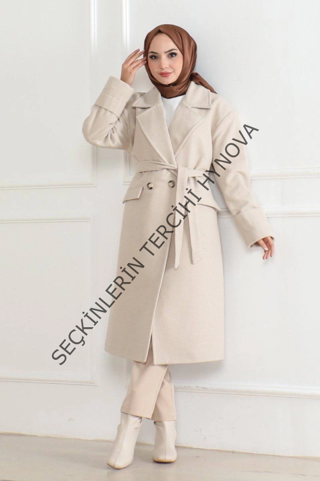 Kaşe Kaban – Uzun Boy Kruvaze Yaka Kuşaklı Tesettür Kaşe Kışlık Kaban, Astarlı Şık Yünlü Dokuma Oversize Rahat Kalıp Cepli Düğmeli Modern Kap Modeli - Bej