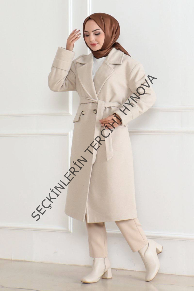 Kaşe Kaban – Uzun Boy Kruvaze Yaka Kuşaklı Tesettür Kaşe Kışlık Kaban, Astarlı Şık Yünlü Dokuma Oversize Rahat Kalıp Cepli Düğmeli Modern Kap Modeli - Bej