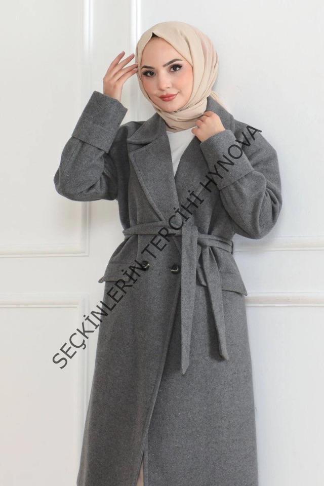 Kaşe Kaban – Uzun Boy Kruvaze Yaka Kuşaklı Tesettür Kaşe Kışlık Kaban, Astarlı Şık Yünlü Dokuma Oversize Rahat Kalıp Cepli Düğmeli Modern Kap Modeli - Gri
