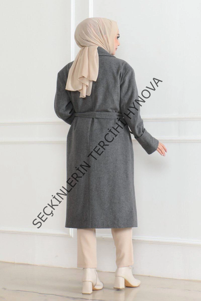 Kaşe Kaban – Uzun Boy Kruvaze Yaka Kuşaklı Tesettür Kaşe Kışlık Kaban, Astarlı Şık Yünlü Dokuma Oversize Rahat Kalıp Cepli Düğmeli Modern Kap Modeli - Gri