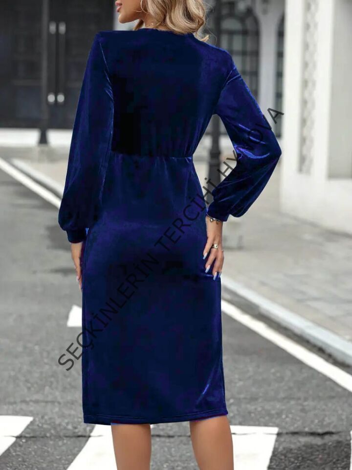 Kadın Uzun Kollu Kruvaze Yaka Yanlardan Büzgü Detaylı Yırtmaçlı Kadife Elbise