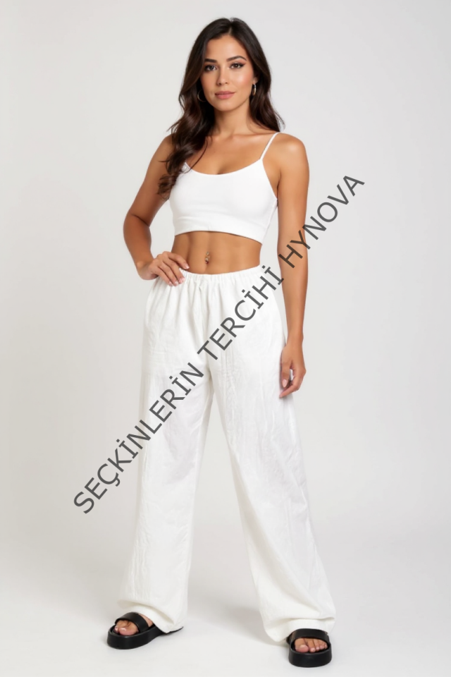 Kadın Beyaz Bol Kesim Cepli Geniş Paça Dökümlü Pantolon – Modern ve Şık Tasarım