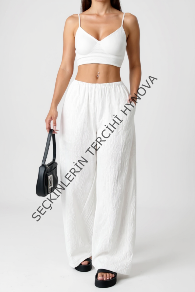 Kadın Beyaz Bol Kesim Cepli Geniş Paça Dökümlü Pantolon – Modern ve Şık Tasarım