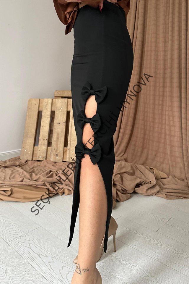 Siyah Fiyonk Detaylı Etek